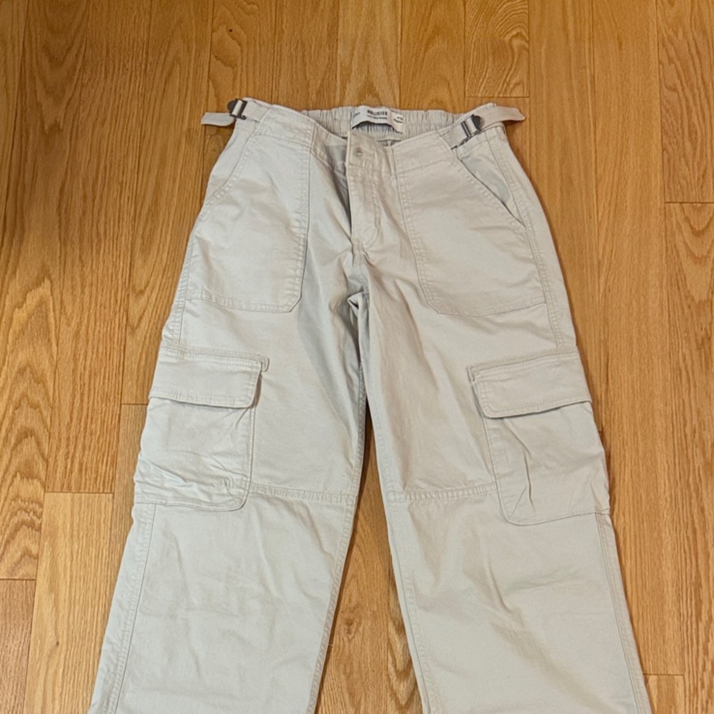 Hollister Cream Low-Rise Cargo Pants